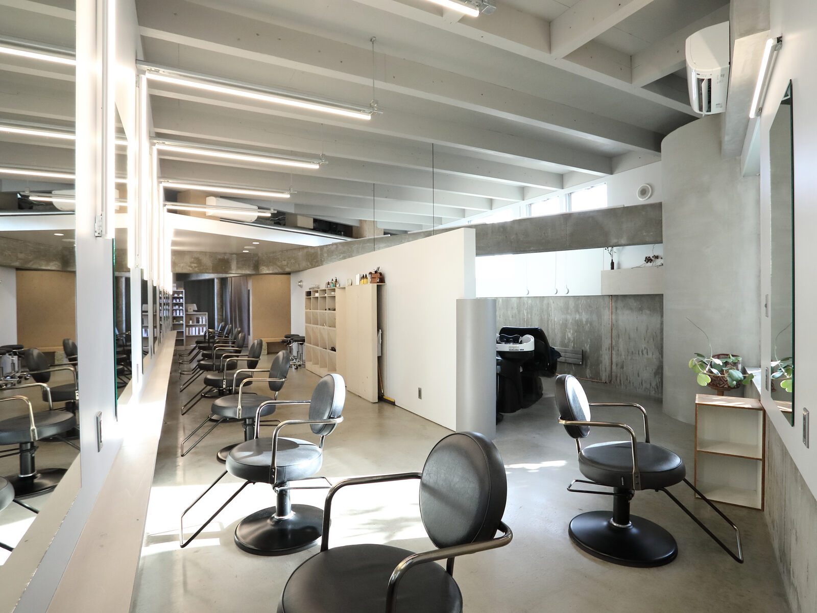 自然光が差し込むHair salon BOBのサロンフロア